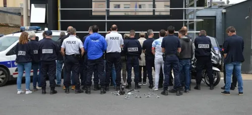 Les policiers ardennais jettent leurs menottes au sol