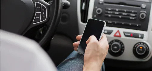 Utiliser votre téléphone au volant peut désormais vous coûter votre...