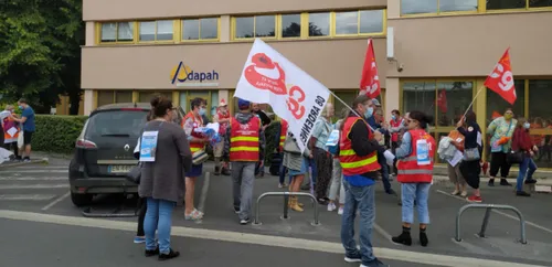 "Ne nous oubliez pas" : le cri d'alarme lancé par les aides à...