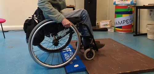 Ils fabriquent une rampe d'accessibilité en lego dans les Ardennes !