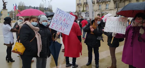 Les "oubliés du Ségur de la santé" manifestent à Charleville