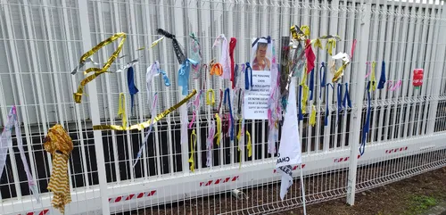 Charleville : les agents hospitaliers se rassemblent entre hommage...