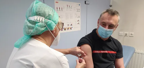 Covid-19 : le premier centre de vaccination a ouvert ses portes à...