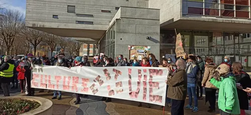 Sedan : une marche fleurie pour demander la réouverture des lieux...