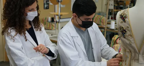 Zoom sur un lycéen de Charleville choisi pour confectionner la robe...