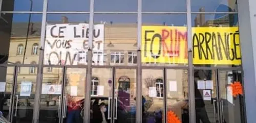 Le Forum de Charleville est occupé