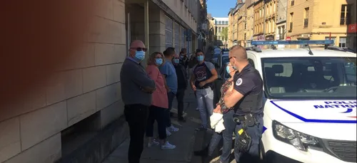 Rassemblement en hommage à la policière tuée à Rambouillet