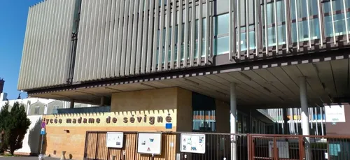 Les lycéens manifestent devant le lycée Sévigné