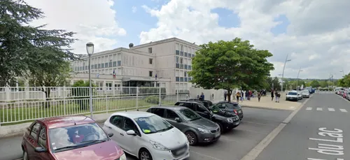 150 lycéens manifestent devant le lycée Pierre Bayle de Sedan