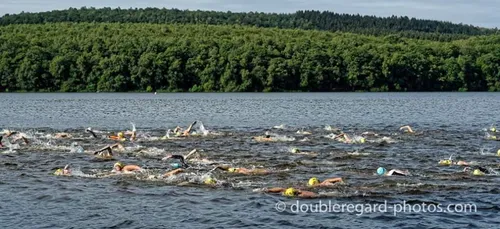 Une centaine de nageurs vont s'attaquer à la traversée du lac des...