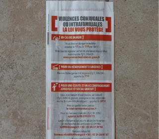 Les numéros d'aide aux victimes de violences conjugales imprimés...