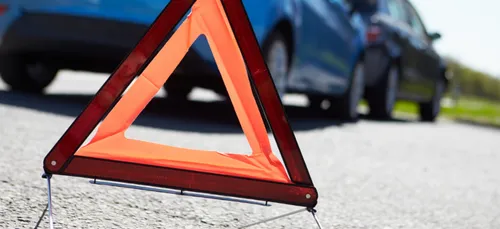 Il finit sa course dans une borne d'appel d'urgence sur l'A304