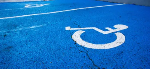 Pour se garer, elle utilisait la carte handicapé de son beau-père...