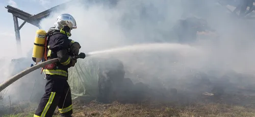 Orne : le feu dans un bâtiment agricole à Champsecret