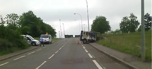 Alençon : une camionnette carbonisée