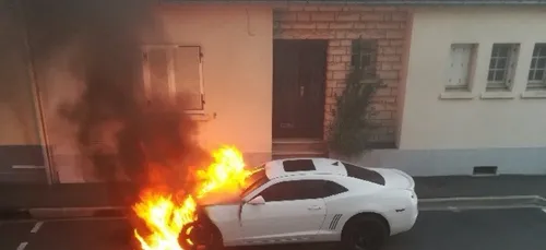 Le Mans : une voiture de sport s'embrase