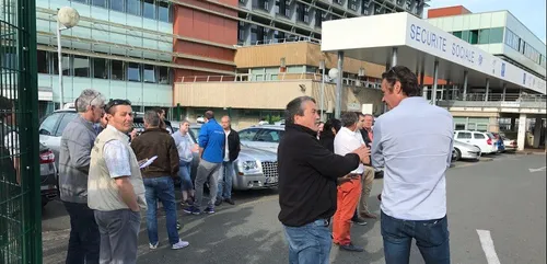 Le Mans : opération escargot et manifestation des taxis