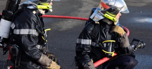 Sarthe : deux bâtiments agricoles en feu