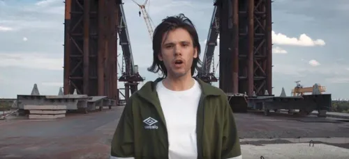 Orelsan revient fort avec un clip… Basique [VIDEO]