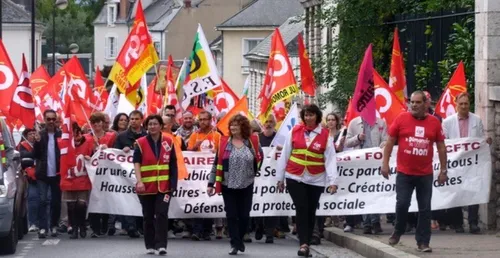 1 300 à 2 000 personnes dans les rues de Blois pour défendre la...
