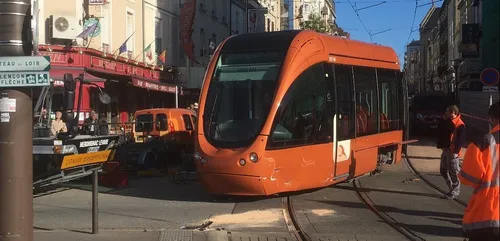 Le Mans : après un accident, le tramway déraille