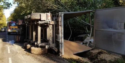 Un camion se couche dans le Perche ornais