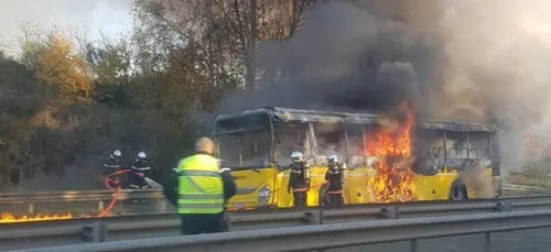 Le Mans : un autocar en feu sur la rocade