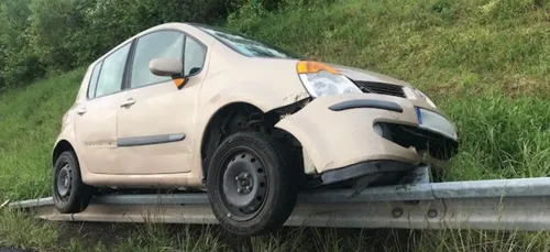 Ivre, il atterrit sur la glissière
