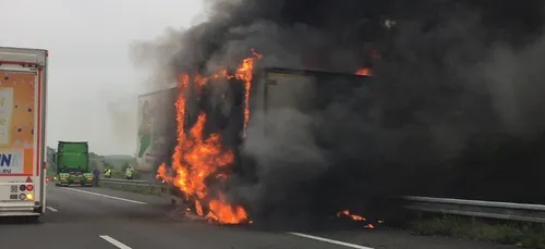 Une remorque en feu sur l'A10