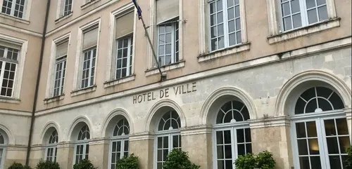 Le Mans : après le décès du maire, le conseil municipal convoqué le...