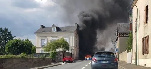 Une voiture brûle à Beaumont-sur-Sarthe