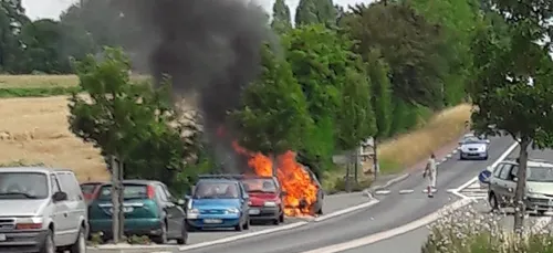 Piacé : une voiture en feu