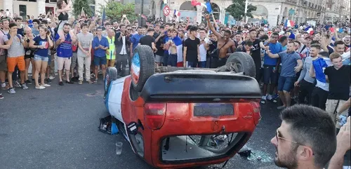 Blois : voiture retournée et face à face tendu [Vidéo]