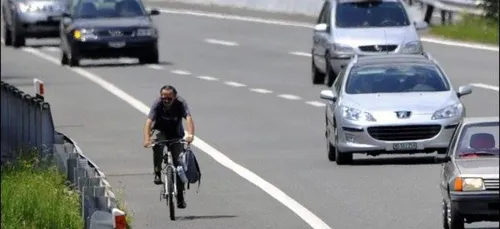 Ils empruntent l’autoroute à vélo pour se rendre en Sarthe