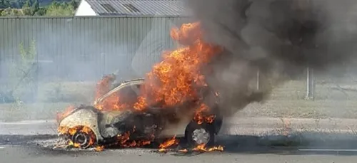 Une voiture en feu sur la D323