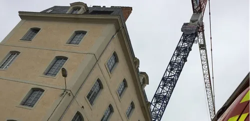 Handicap : elles protestent du haut d'une grue
