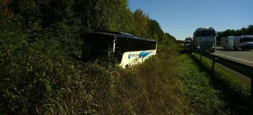 A71 : le chauffeur s'endort, son car finit dans le décor