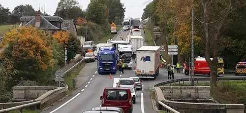 Choc entre deux poids-lourds sur la N12 en Mayenne