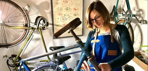 Elle remet les vieux vélos en selle