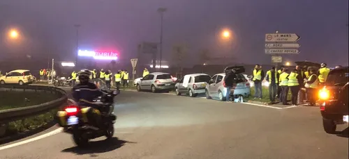 Gilets jaunes : un gendarme blessé sur un barrage en Sarthe
