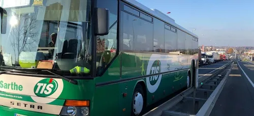 Leur car est bloqué, ils finissent à pied