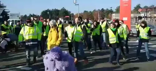Contre le froid, les "gilets jaunes" se réchauffent en dansant [Vidéo]