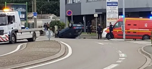 Le Mans : une voiture se retourne