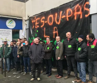 Le Mans : la FDSEA bâche la permanence de Damien Pichereau