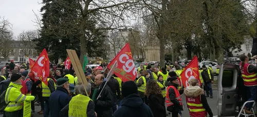 Loir-et-Cher : syndicats et gilets jaunes ont défilé ensemble