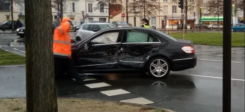 Au Mans, choc voiture contre tram