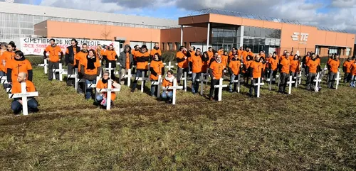 CKB : 140 croix blanches pour symboliser la mort de l’entreprise