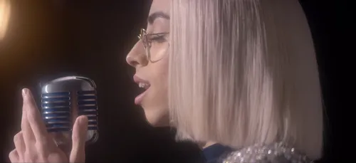 Bilal Hassani dévoile son clip "Roi"