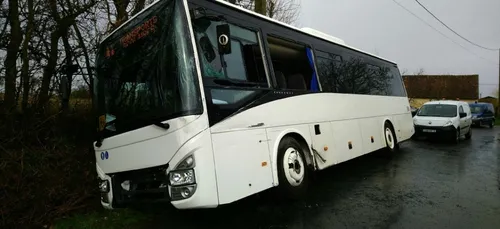 La Chapelle-du-Bois : le car et ses cinq élèves, dans le fossé