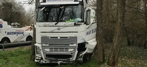 Ivre au volant de son camion, il s'accidente entre deux arbres